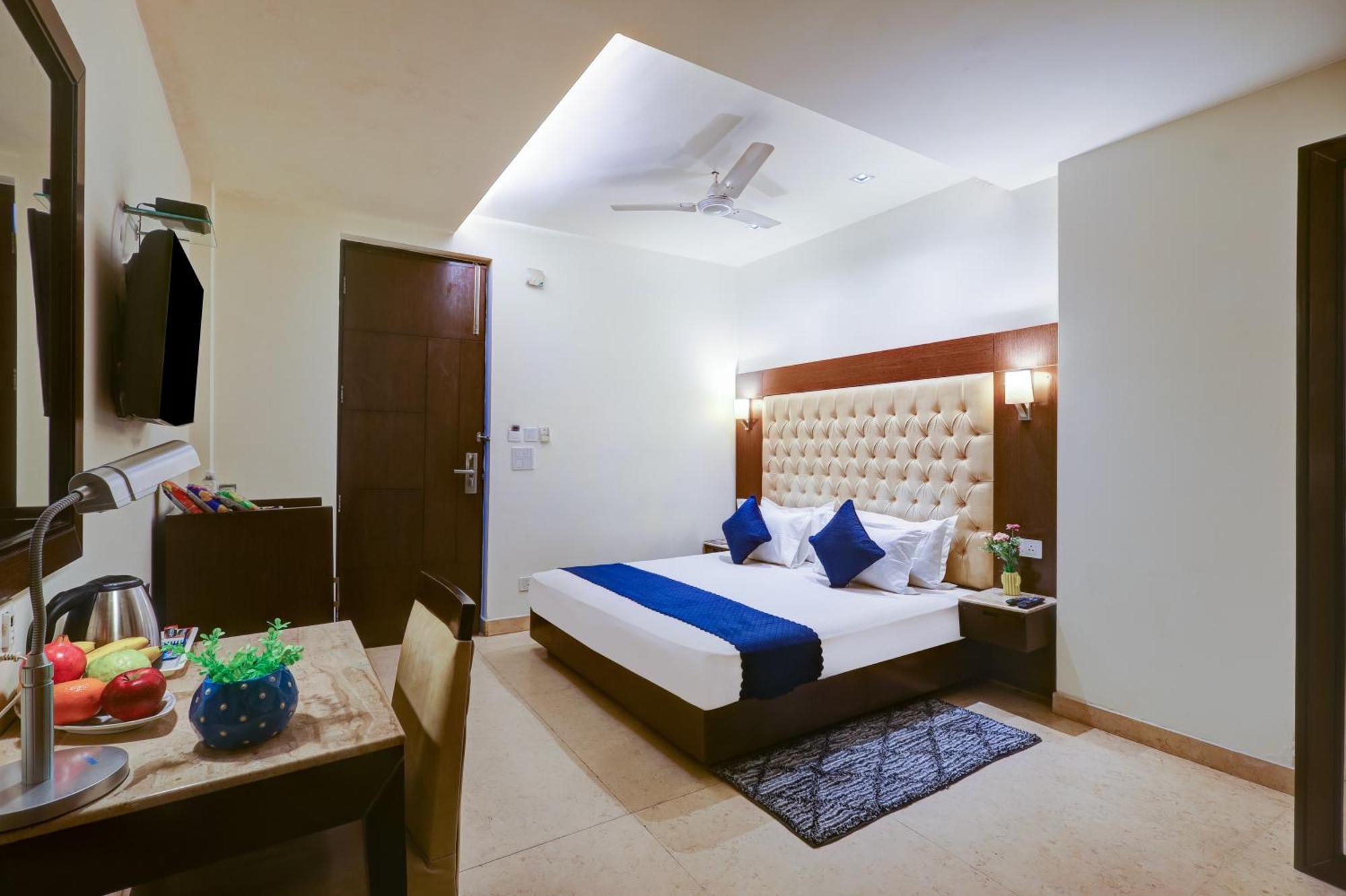 Metropolis Tourist At Near Ramakrishna Ashram Marg Metro Station Hotel New Delhi
