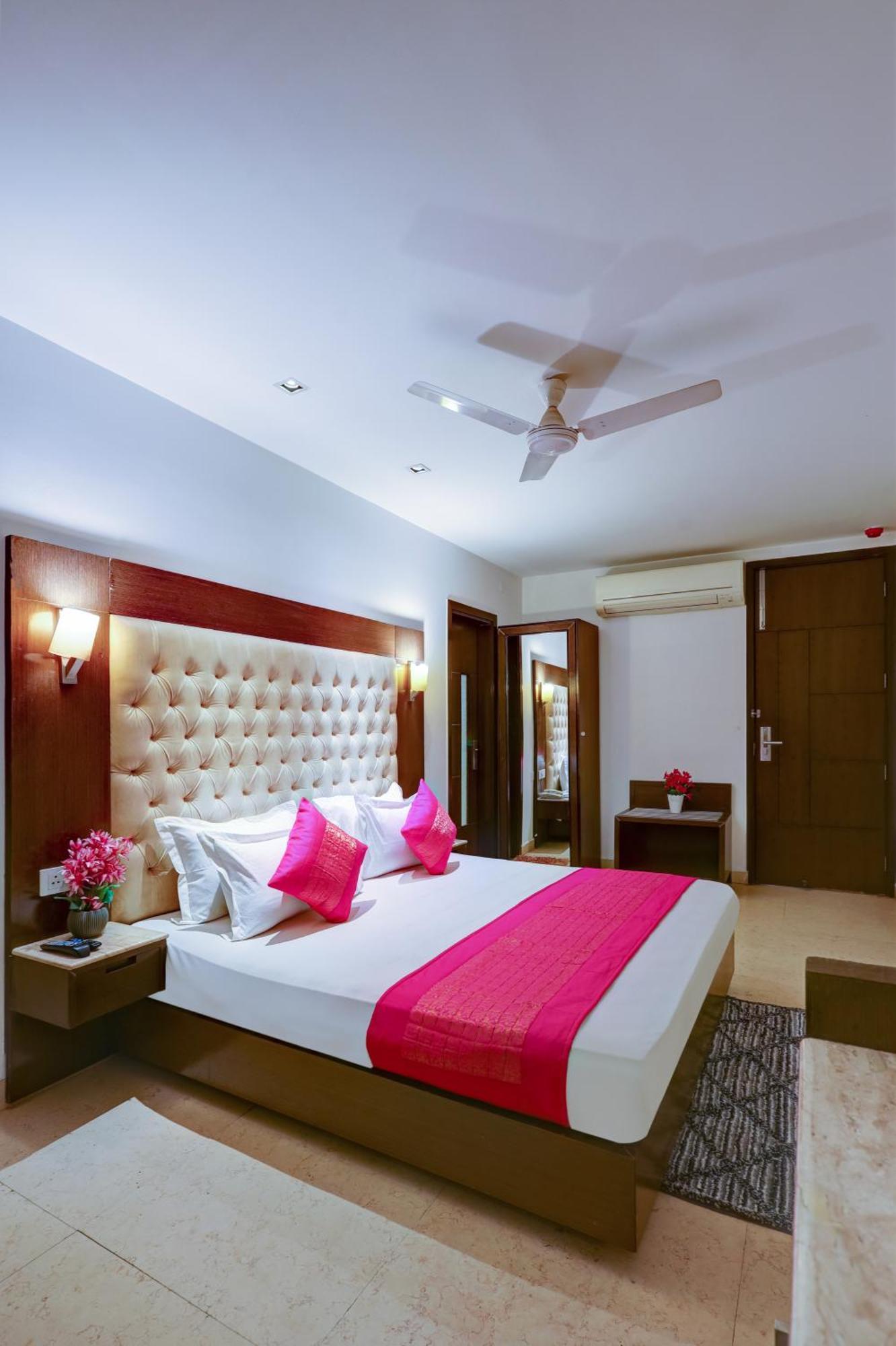 Metropolis Tourist At Near Ramakrishna Ashram Marg Metro Station 3*