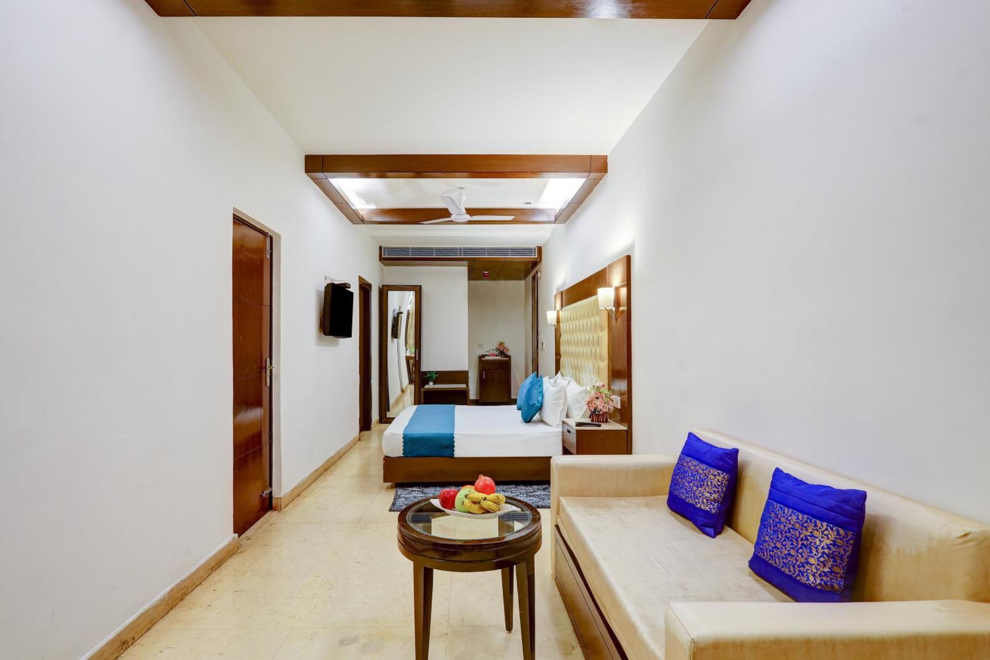Metropolis Tourist At Near Ramakrishna Ashram Marg Metro Station Hotel 3*